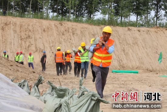 防汛应急抢修演练现场。 田威 摄