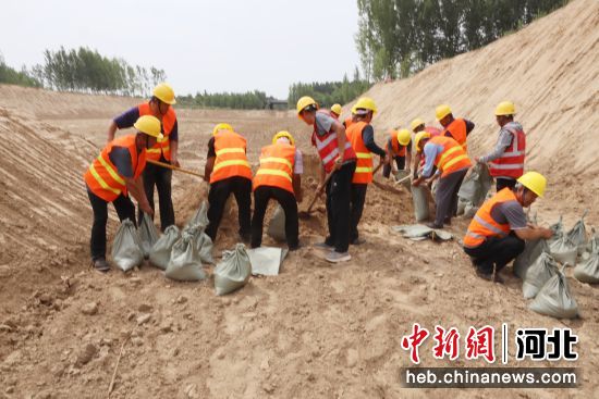 防汛应急抢修演练现场。 田威 摄